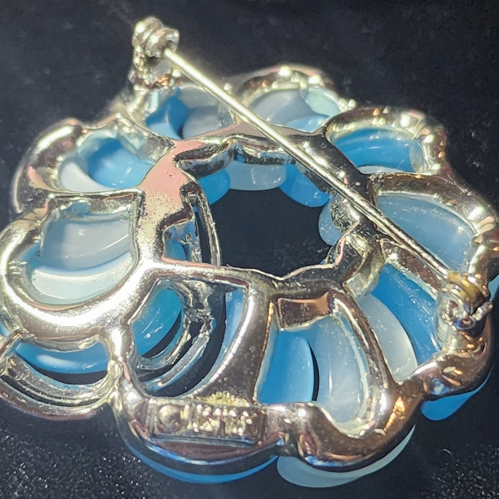 Vintage Lisner Blue Crescent Moon Brooch - Picture 4 of 4
